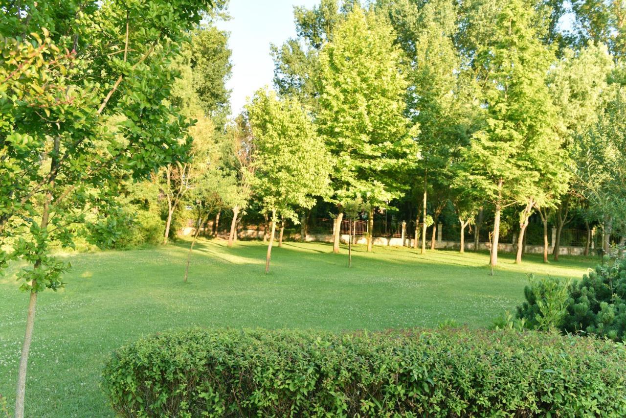 Les Magnolias Hotel Primorsko Bagian luar foto