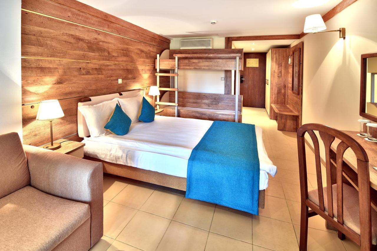 Les Magnolias Hotel Primorsko Bagian luar foto